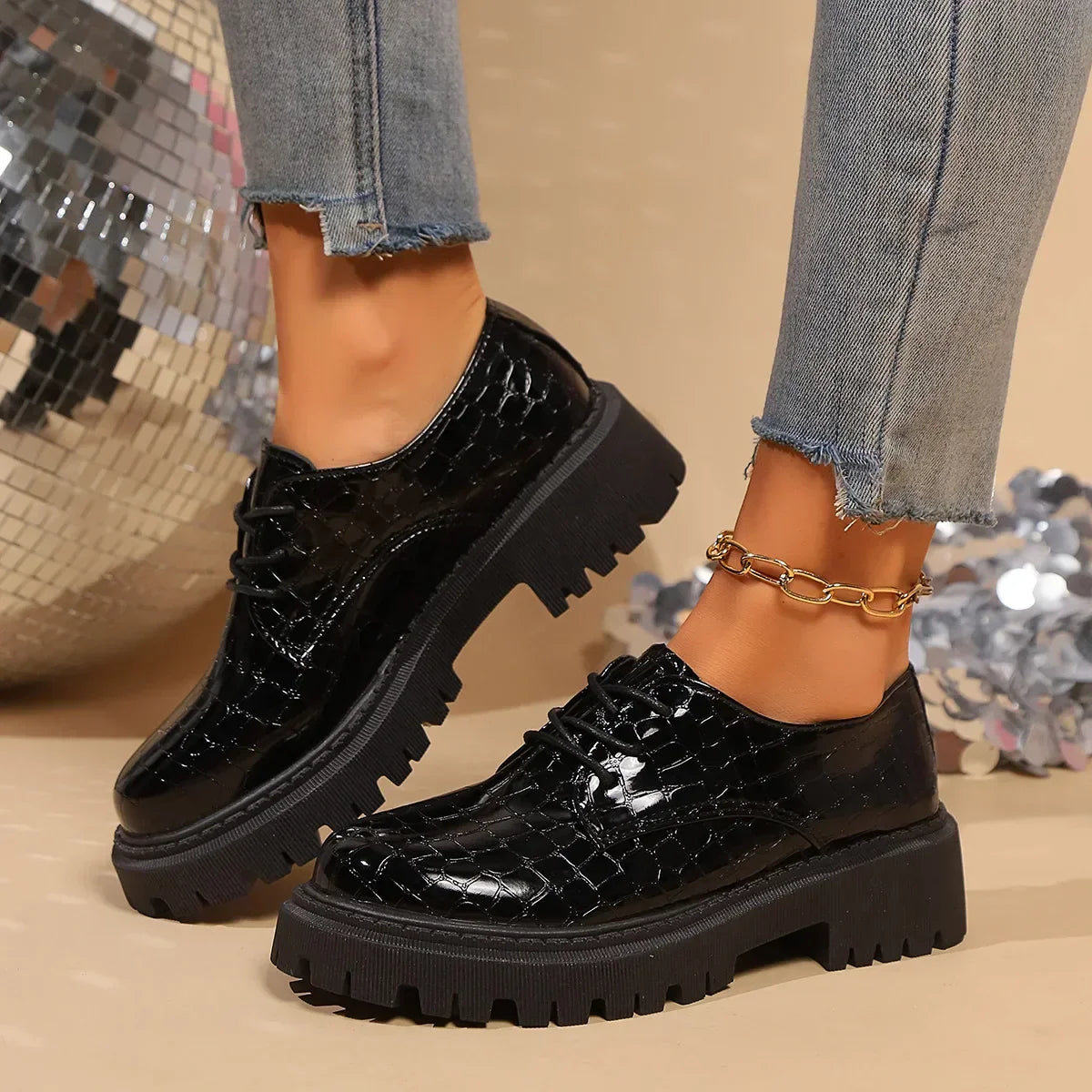 Velona | Derbies Contemporaines en Cuir Verni